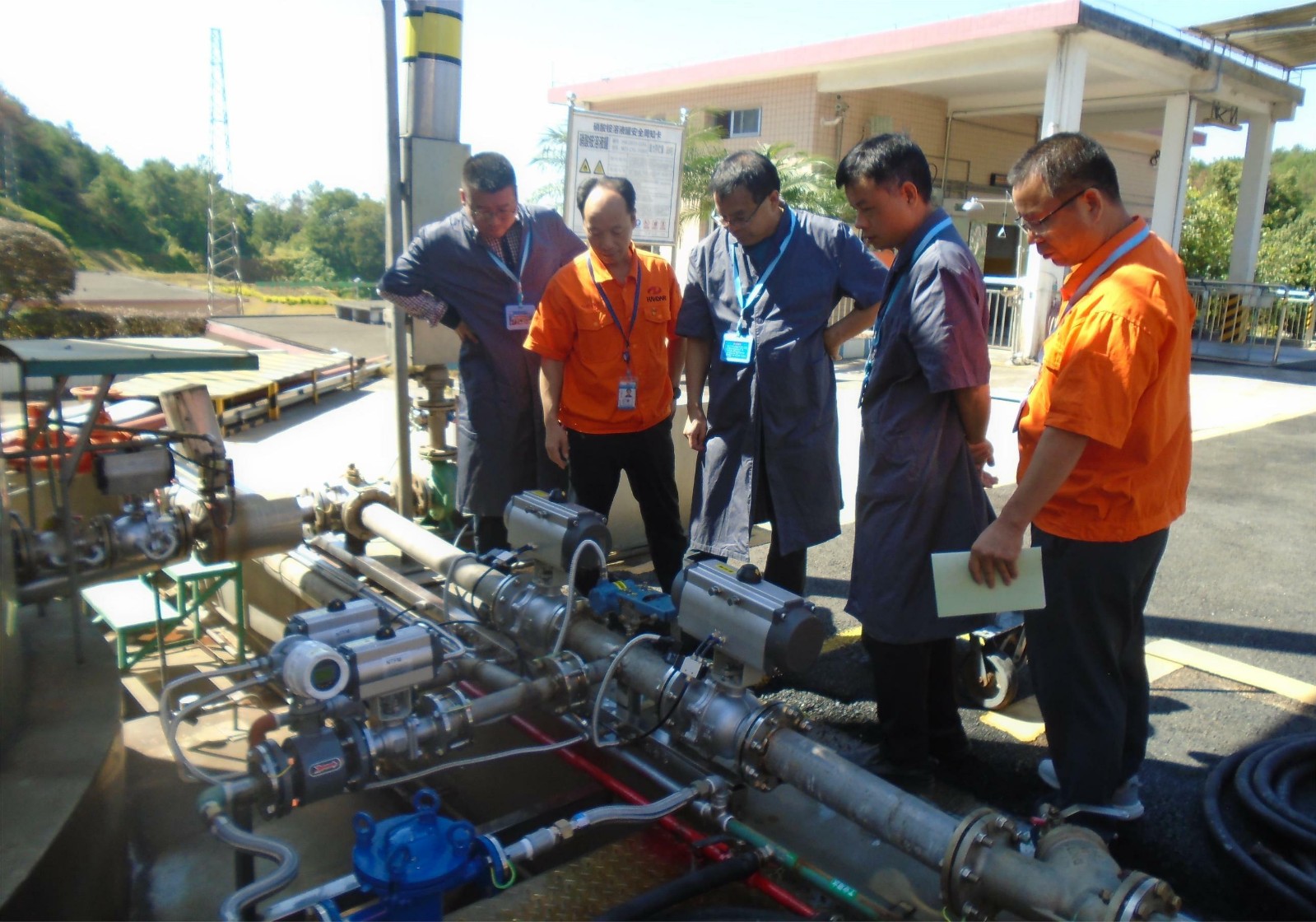 1669859038282933.jpg 圖3 潘天洪現(xiàn)場(chǎng)工作圖2.jpg